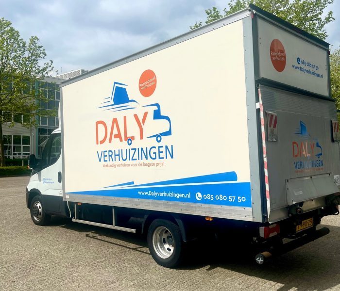 Verhuisbus van Daly op weg in Maasluis